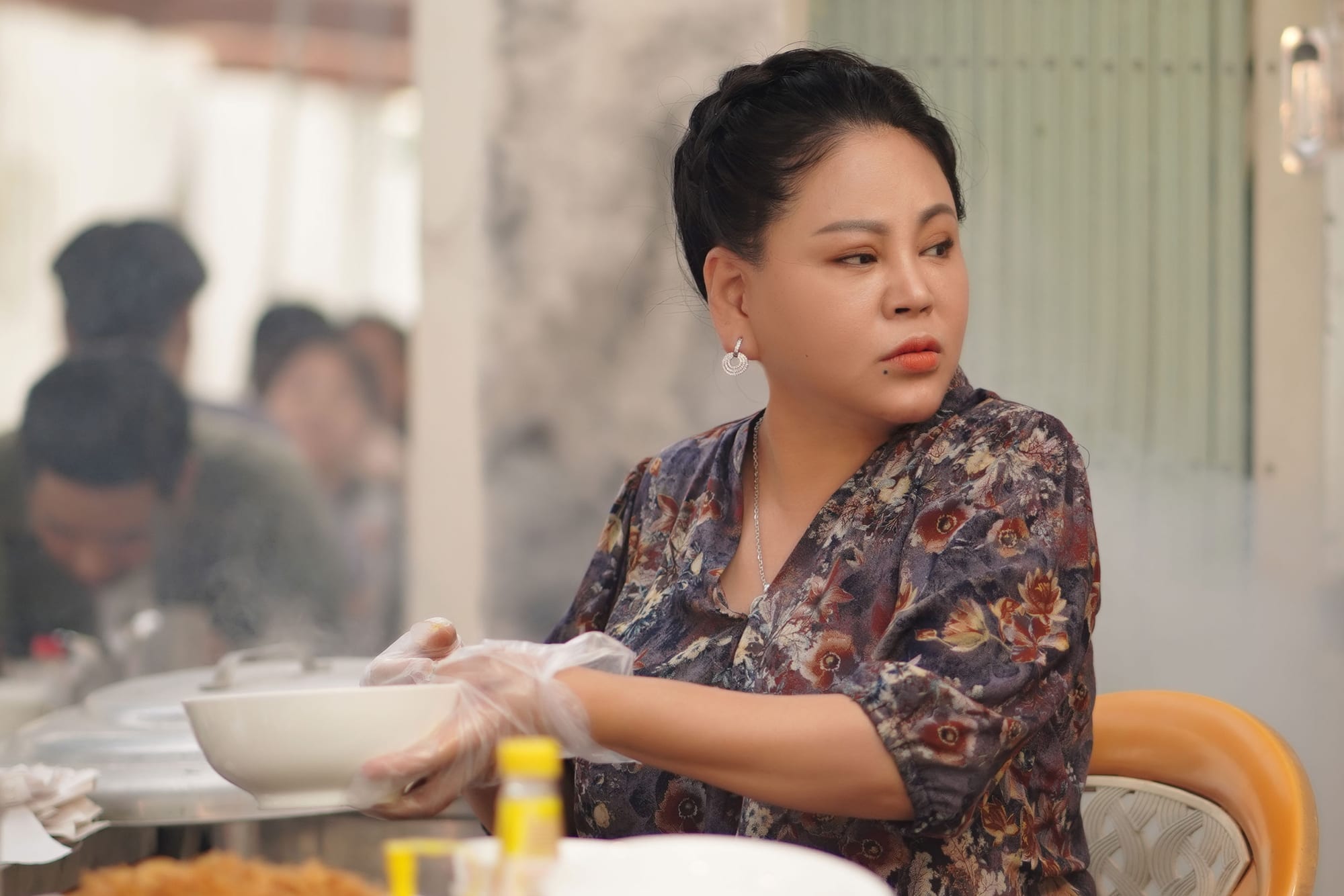Tạo hình khác lạ của NSND Ngọc Giàu trong phim của Trấn Thành 4 Tạo hình khác lạ của NSND Ngọc Giàu trong phim của Trấn Thành - ảnh 3